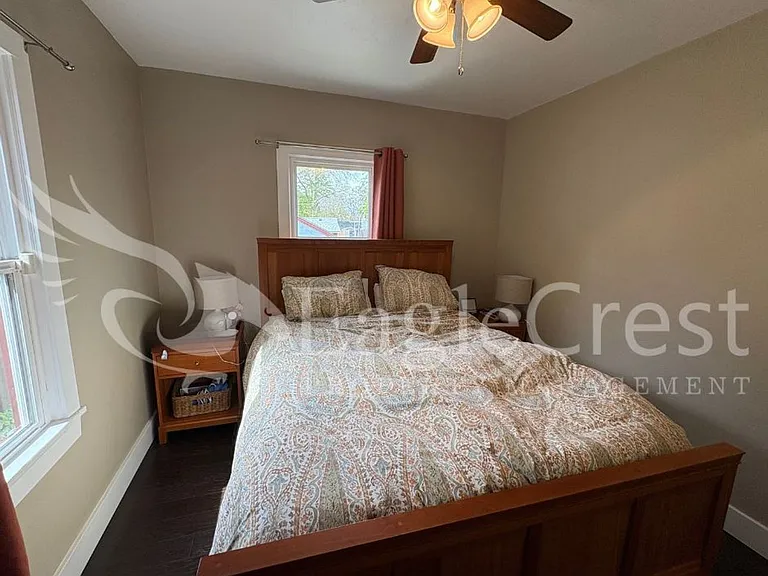 1031 N Clinton St — Photo 15