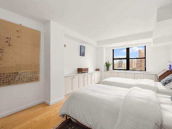4th image of 201 E 28th St APT 18B