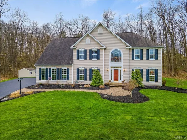 7651 Poplar Field Cir, Baldwinsville, NY 13027