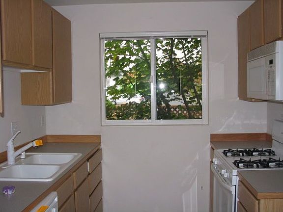4th image of 1318 N 184th Ct