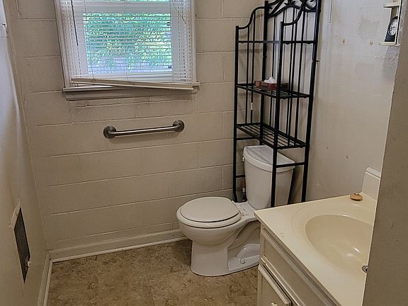 4th image of 2272 Chestnut Ave #4