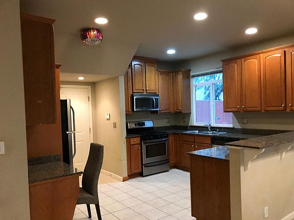 5th image of 1409 NE 166th Ct #14