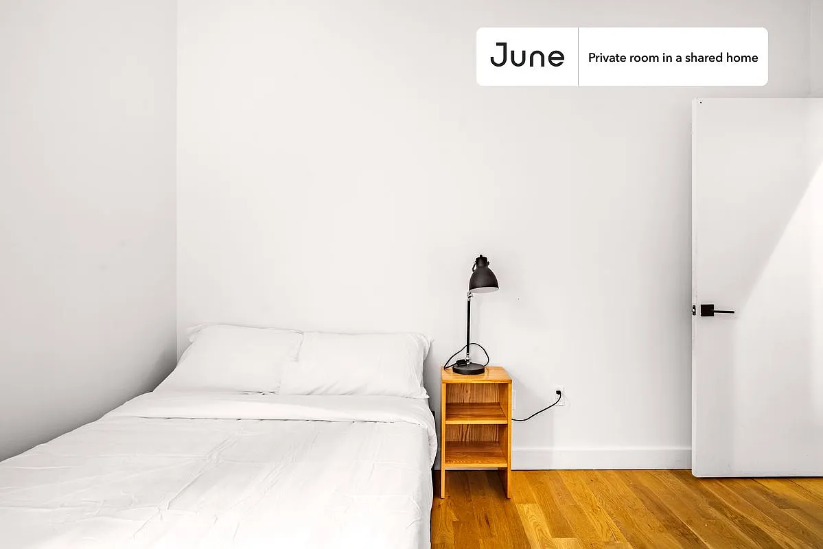 Full bedroom in 5 bed/3 bath home in Ridgewood #1408 E — Photo 3