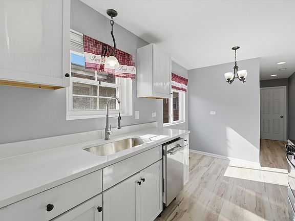 5th image of 1148 W 115th St