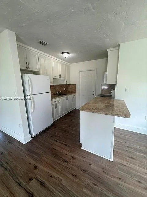 2 bed, 1.0 bath, $2,400 — Photo 3