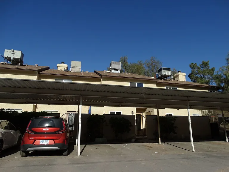 555 Kristin Ln — Photo 3