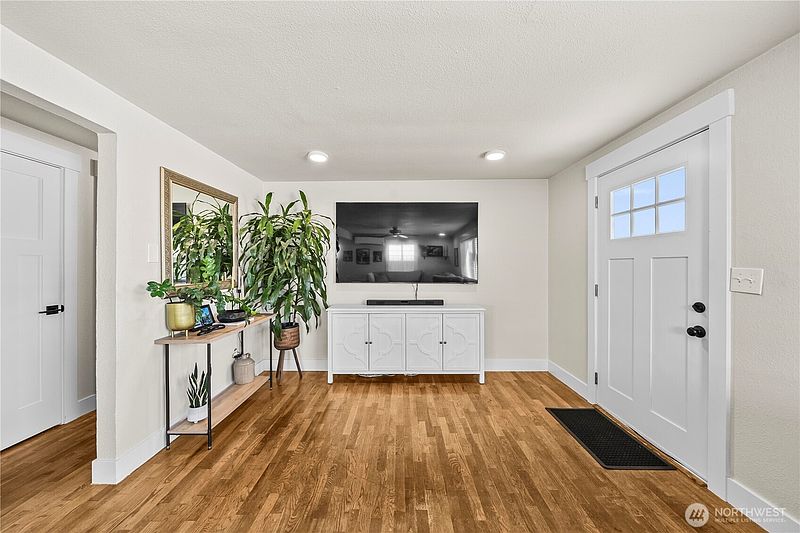 4th image of 637 MacArthur Street