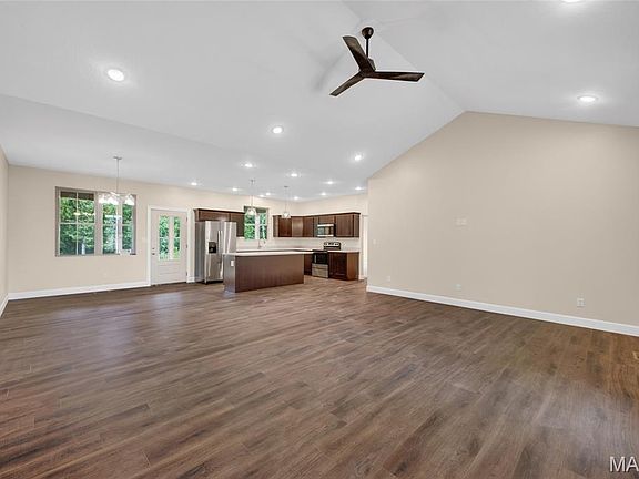 3rd image of 112 Sweet Valley Cir