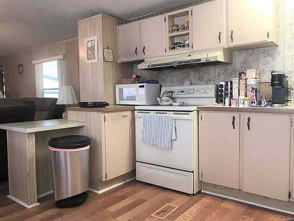 3rd image of 7201 Woodland Dr