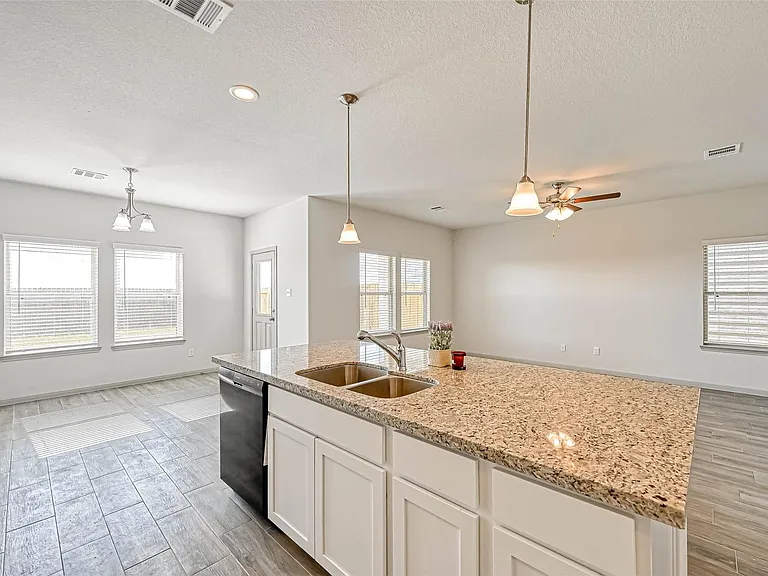 7910 Cypress Country Dr — Photo 15