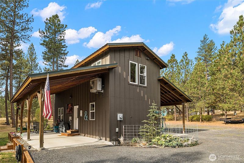 3rd image of 820 Loping Lane