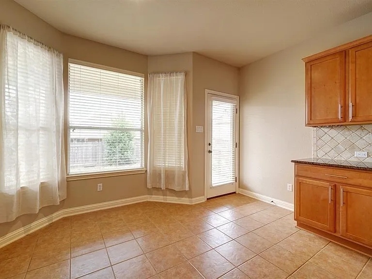 1696 Stonehaven Ln — Photo 10