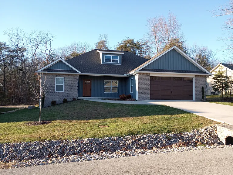 209 Amherst Ln — Photo 1