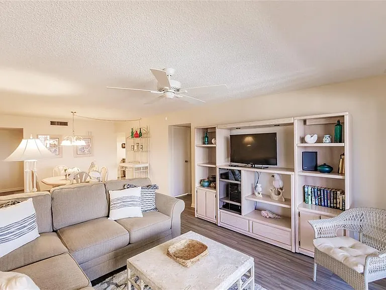 1055 W Peppertree Dr #302AA — Photo 13