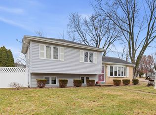 1107 Honeysuckle Ln, Neenah, WI