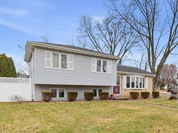 1107 Honeysuckle Ln, Neenah, WI 54956