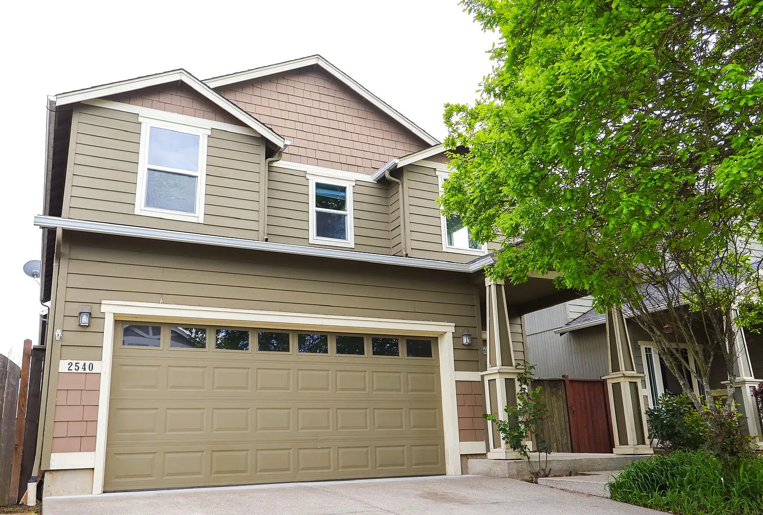 4 bed, 2.5 bath, 2276 sqft, $2,600 — Photo 2
