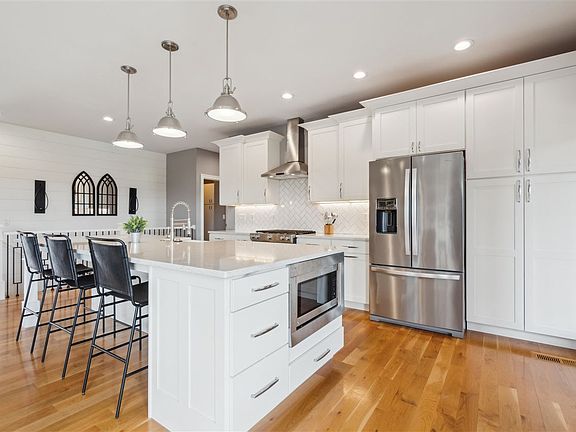 5th image of 320 Whitman Ave