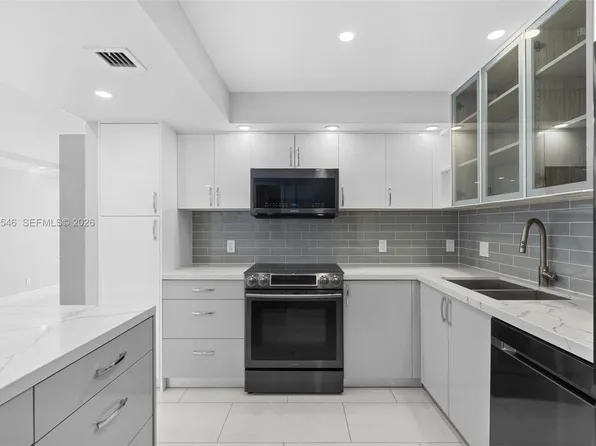 701 Three Islands Blvd APT 411, Hallandale, FL 33009