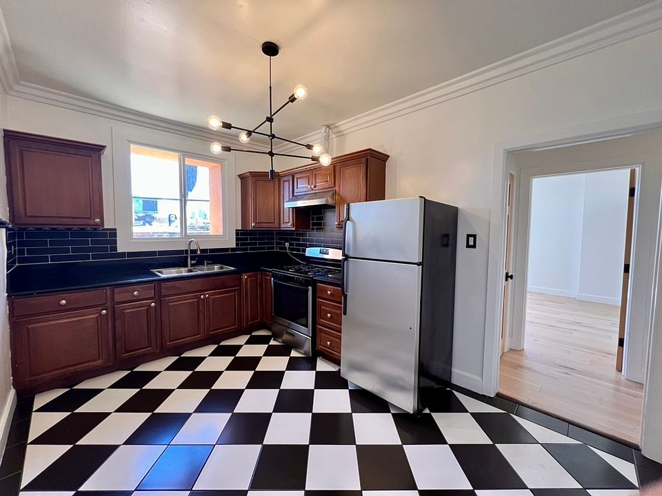 1st image of 3215 1/2 Beverly Blvd APT 2