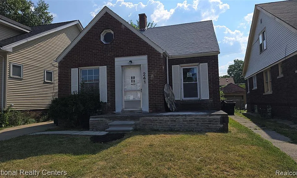241 Eastlawn St