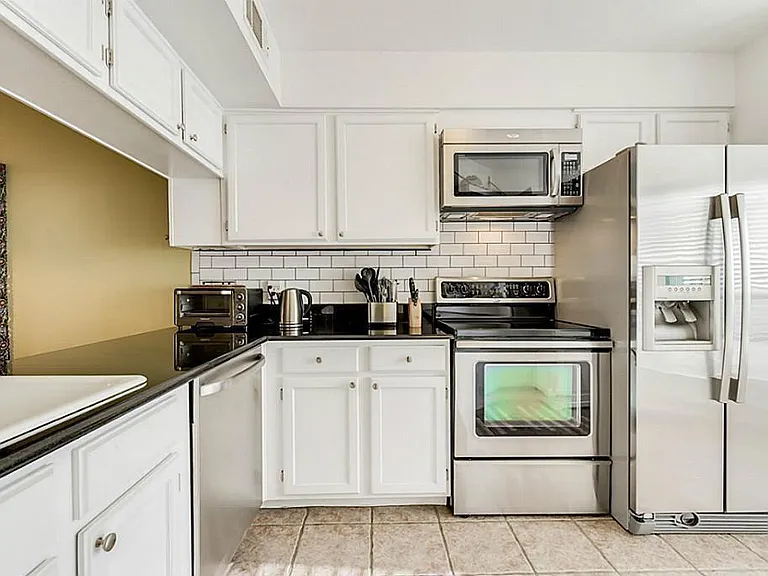 930 Rutland St — Photo 4
