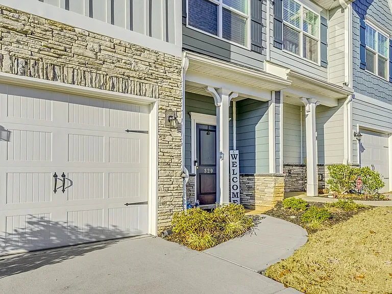 329 Hartland Pl — Photo 3