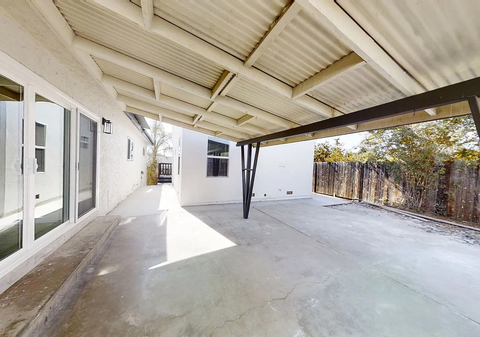 New 4 bed house with Private Deck! — Photo 4