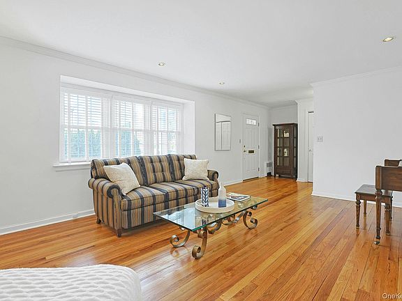 4th image of 9 Robins Crescent #9