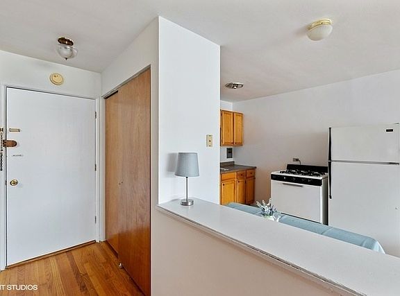 3rd image of 2405 W Balmoral Ave APT 3D