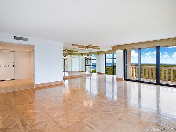 Living Areas with Walls of Glass
