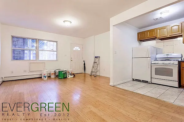 Rented by Safdie Realty Group | media 15