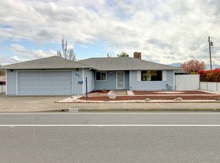 2334 Delta Waters Rd, Medford, OR 97504