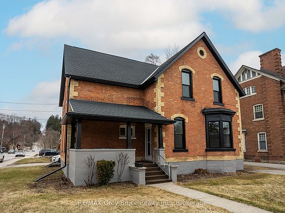 3rd image of 902 2nd Ave W
