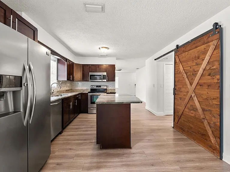 3128 W Varn Ave — Photo 9
