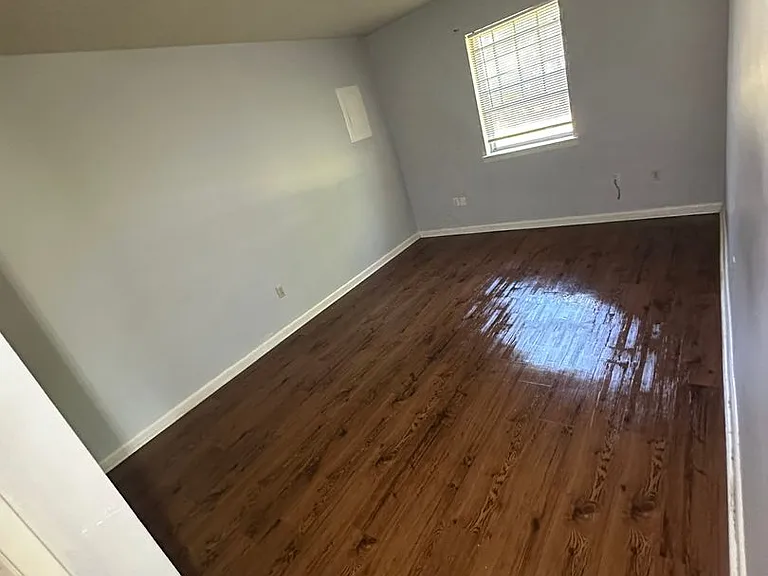 Colonial Apartments — Photo 10