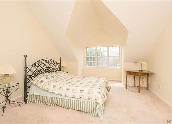 5th image of 10 Sidehill Ln