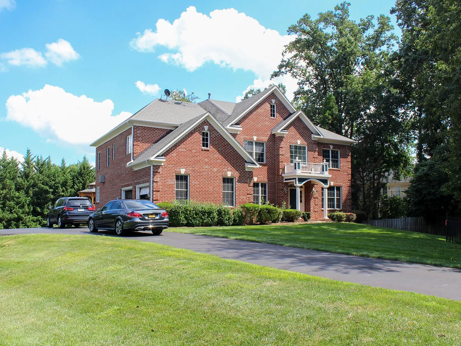6 bed, 6000 sqft, $7,550 — Photo 2