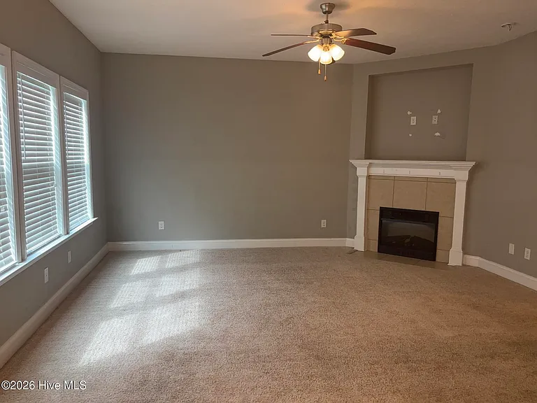 647 Dunrobin Ln — Photo 3