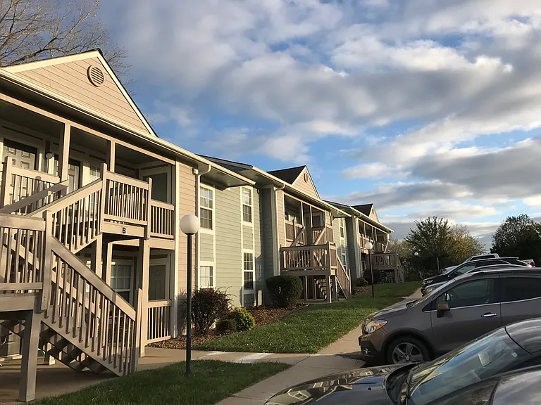 Capstone Apartments — Photo 4