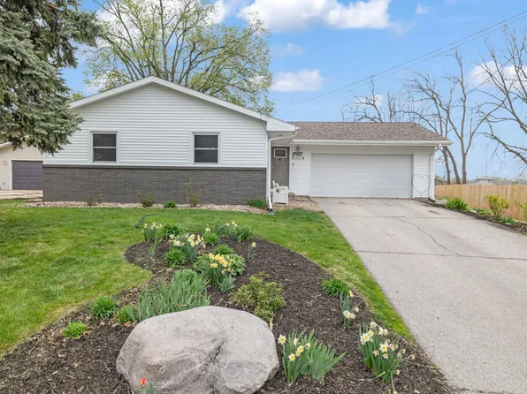 3717 E 28th St, Des Moines, IA 50317