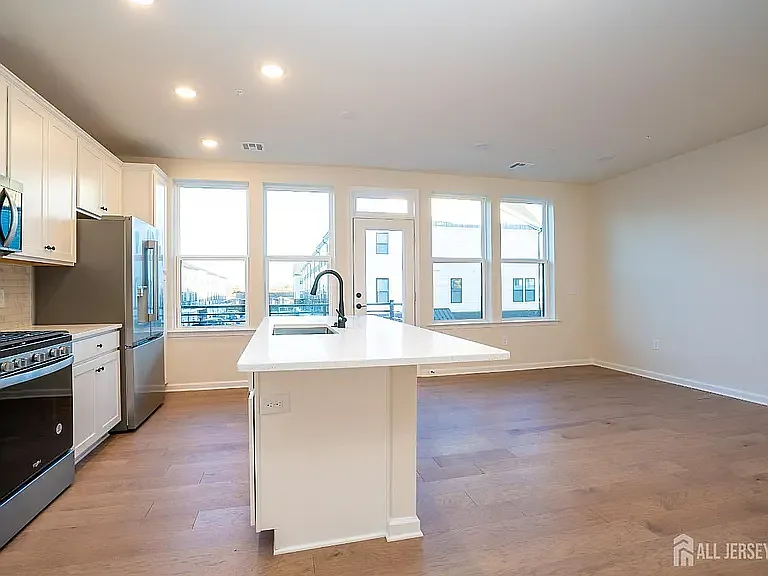 3 bed, 2.5 bath, 1654 sqft, $4,000 — Photo 4