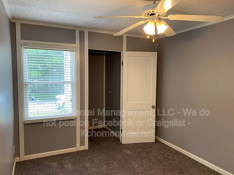 704 NE 45th Ter — Photo 23