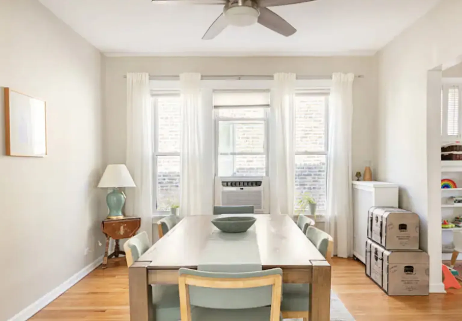 Bright & Sunny Apartment in the Heart of Evanston — Photo 3