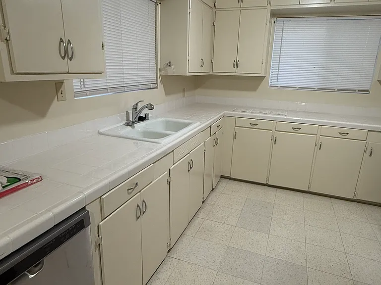 245 E Grevillia St — Photo 10