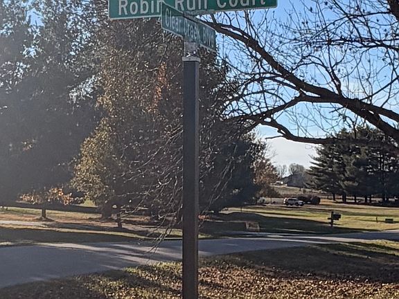 3rd image of 220 Robin Run Ct