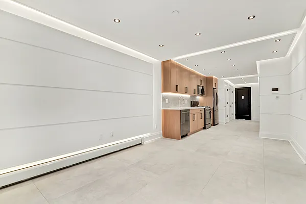 Rented by Halvatzis Realty | media 4