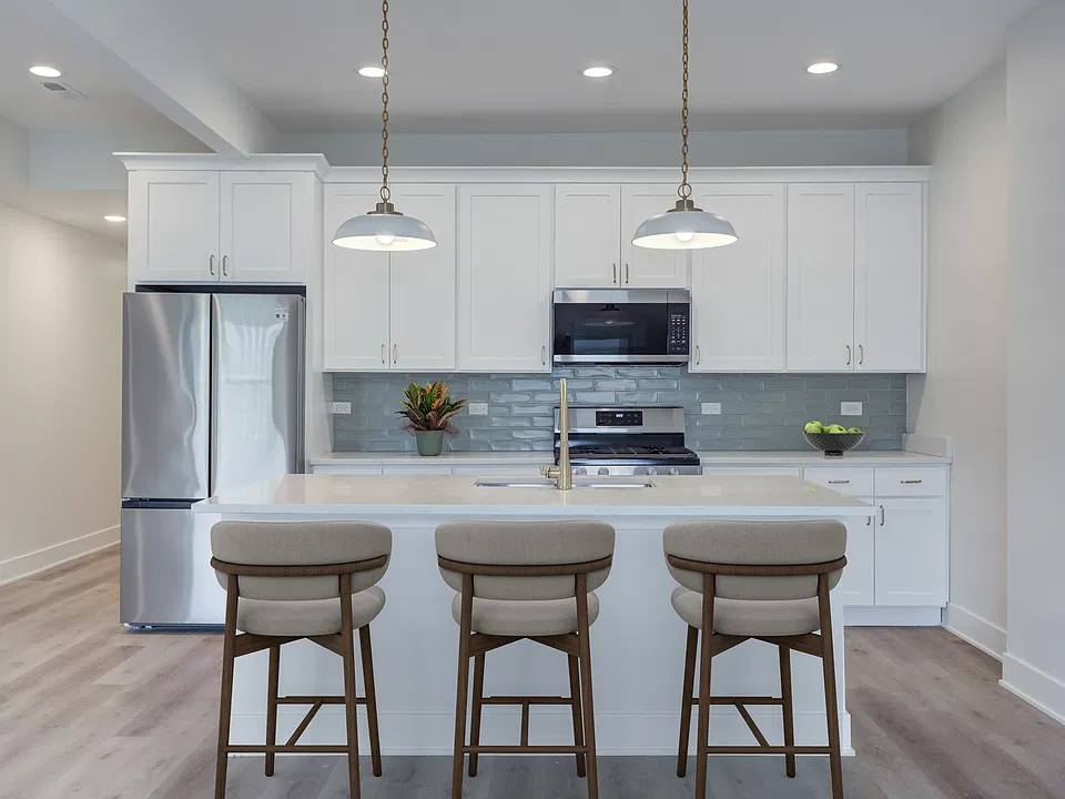 821 W Montrose