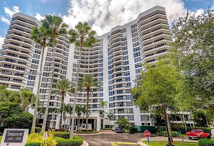 Mystic Pointe Tower 400 C — Photo 2