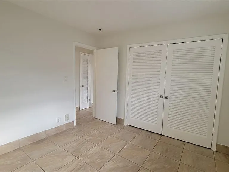 1821 NE 56th St #1 — Photo 5